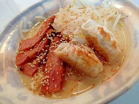 餃子・焼豚・もやしのっけて豚骨ラーメン♬